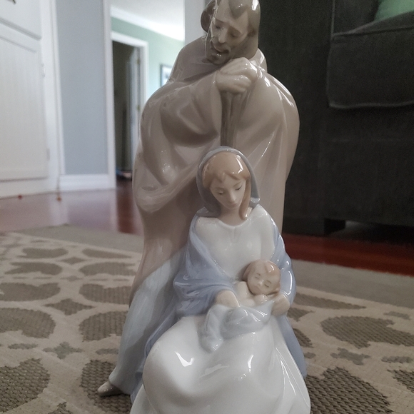 NAO Statue - Picture 1 of 4